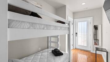 2 bedrooms, desk, iron/ironing board, WiFi