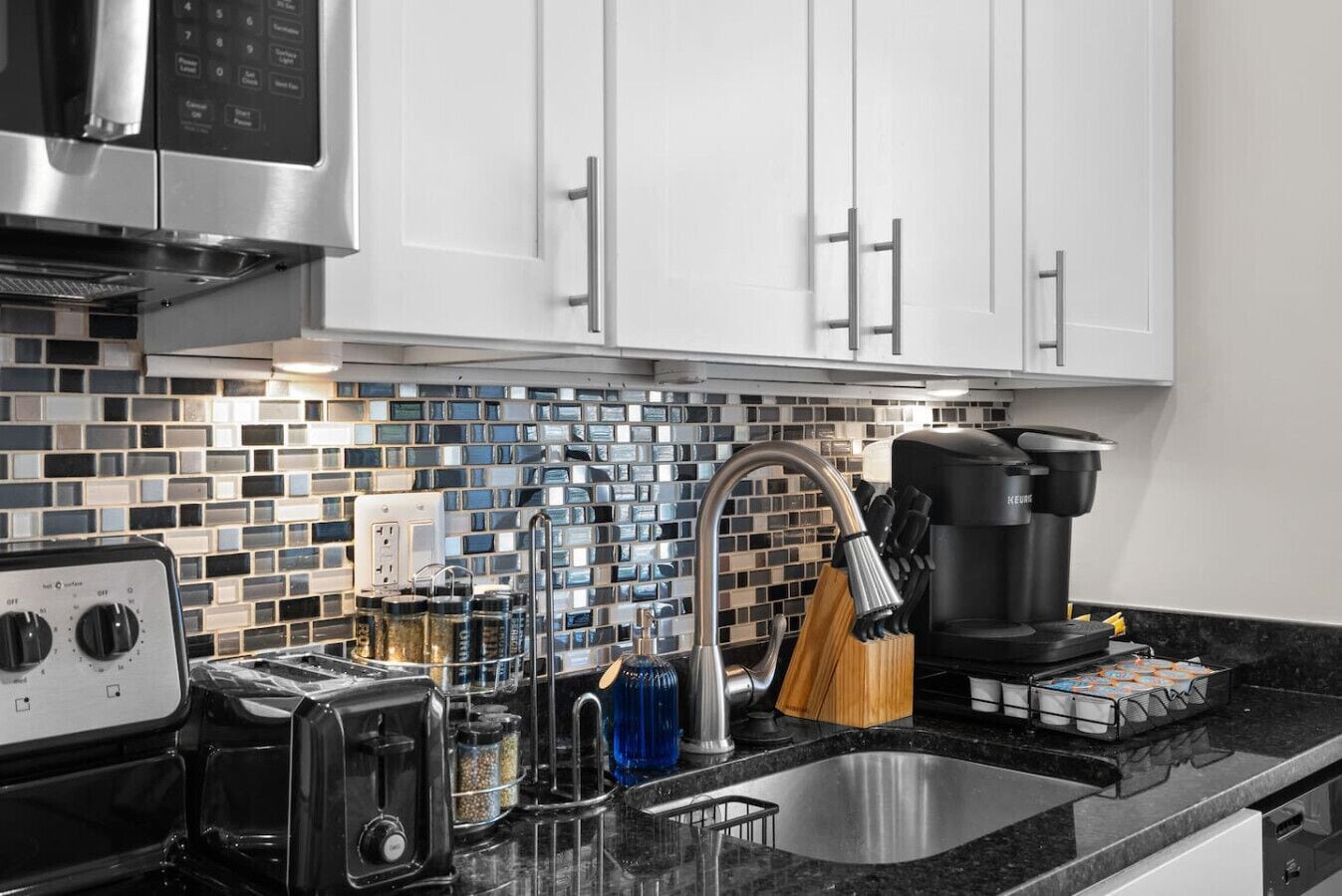 Réfrigérateur, micro-ondes, four, plaque de cuisson