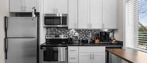 Kühlschrank, Mikrowelle, Ofen, Herdplatte