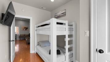 2 bedrooms, desk, iron/ironing board, WiFi