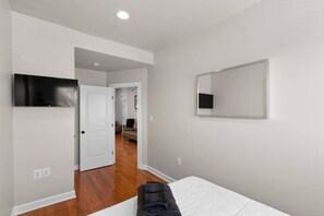 2 bedrooms, desk, iron/ironing board, WiFi