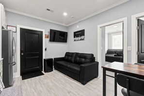 TV - District Getaway+ 2Bed+ 1 Bath Unit+Private Parking (Washington)