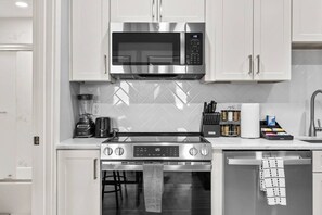 Fridge, microwave, oven, stovetop - District Getaway+ 2Bed+ 1 Bath Unit+Private Parking (Washington)