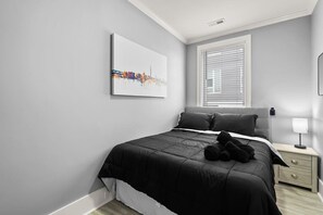 2 عدّة غرف نوم ومكواة/لوح كي وواي فاي وملاءات أسرّة