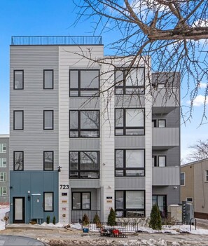 المنشأة من الخارج