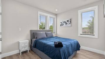 6 habitaciones, escritorio, tabla de planchar con plancha y wifi