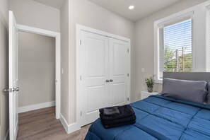 6 bedrooms, desk, iron/ironing board, WiFi