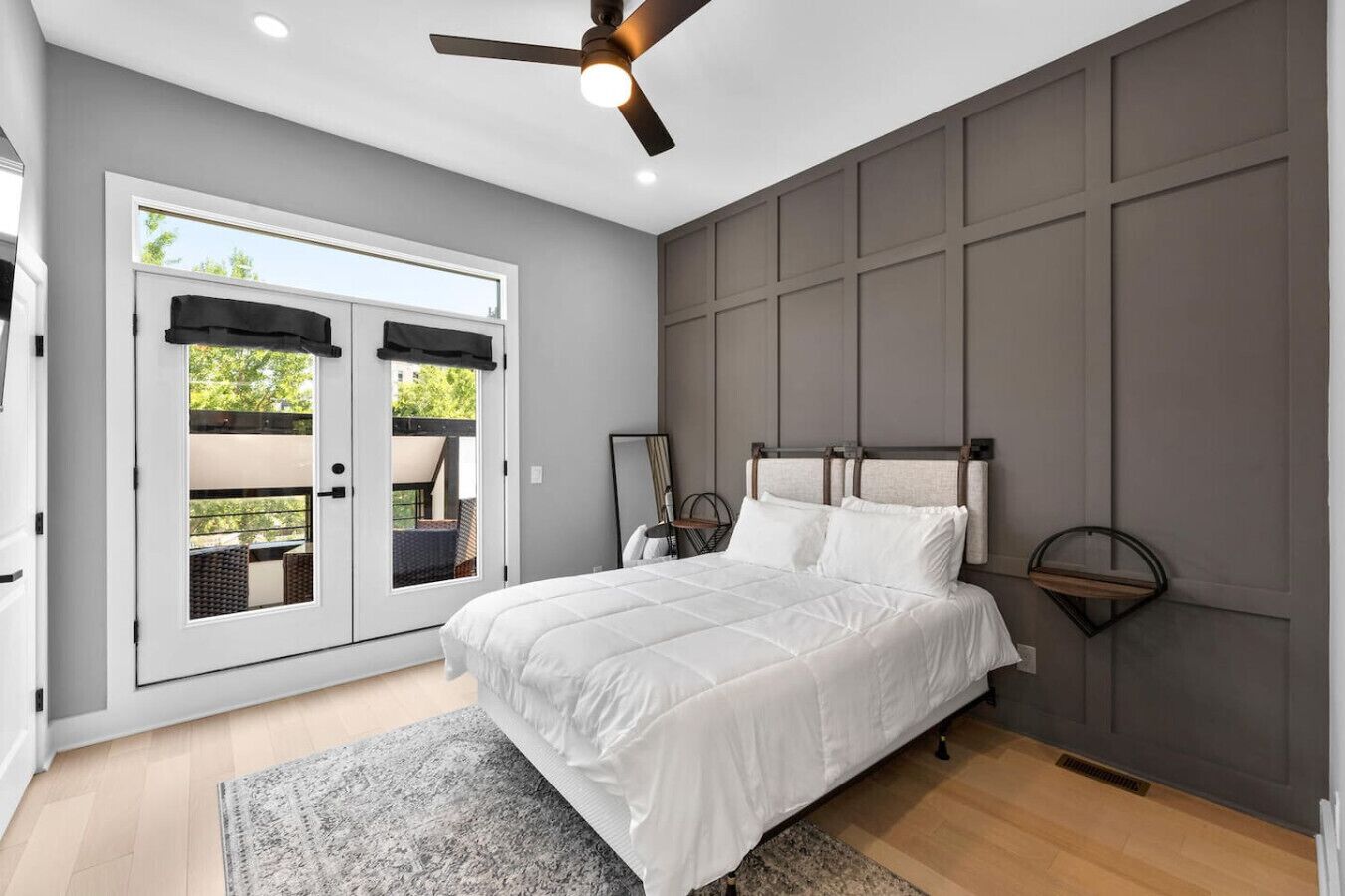 3 bedrooms, desk, iron/ironing board, travel cot