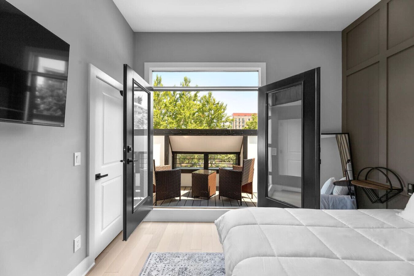 3 bedrooms, desk, iron/ironing board, travel crib