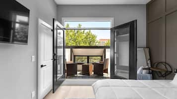 3 bedrooms, desk, iron/ironing board, travel cot