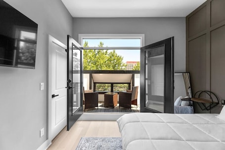 3 bedrooms, desk, iron/ironing board, travel cot. CharmingReno+Sun Filled+Well Located+H St+Garage