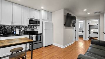 Refrigerador, microondas, horno y parrilla de estufa