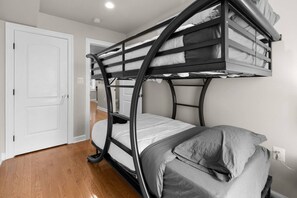 办公桌、熨斗/熨衣板、WiFi、床单