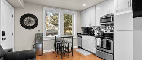 Réfrigérateur, micro-ondes, four, plaque de cuisson