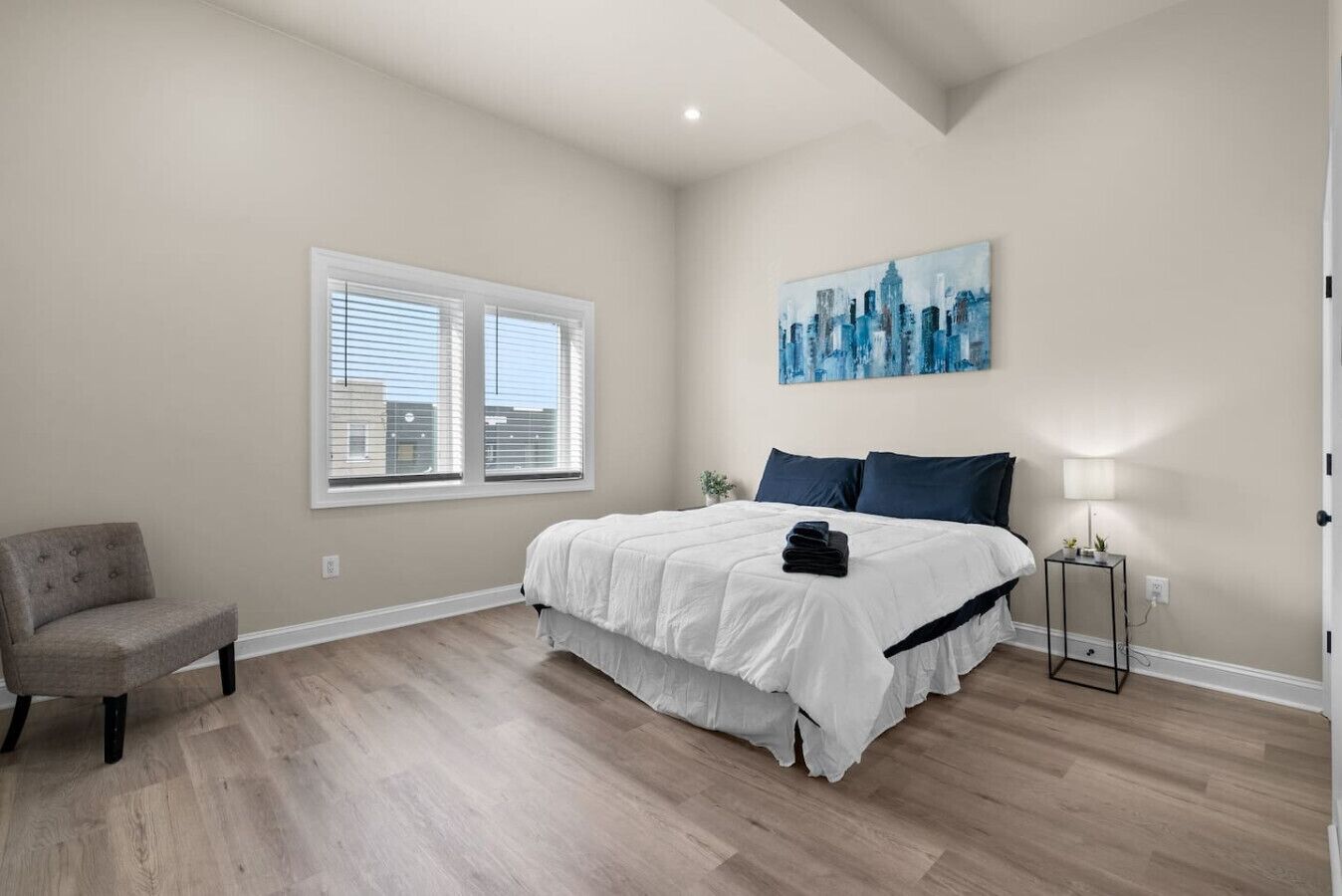 2 bedrooms, desk, iron/ironing board, WiFi