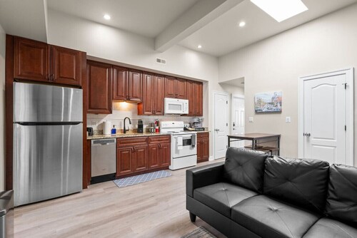 Newly Renovated Condo+2 BR+ Street Parking