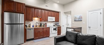 Newly Renovated Condo+2 BR+ Street Parking