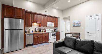 Newly Renovated Condo+2 BR+ Street Parking
