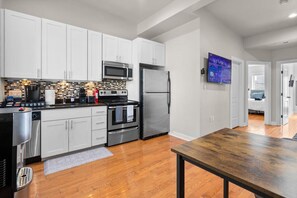 Refrigerador, microondas, horno y parrilla de estufa 