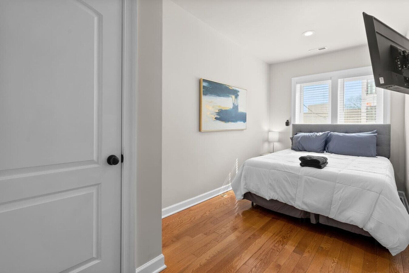 2 bedrooms, desk, iron/ironing board, WiFi
