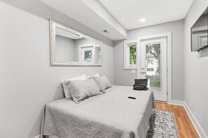 2 bedrooms, desk, iron/ironing board, WiFi