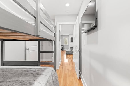 2 bedrooms, desk, iron/ironing board, WiFi. Stylish Renovation+Parking+Quaint City Living Flat