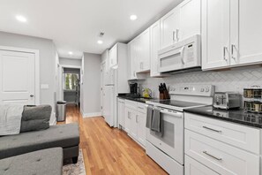 Køleskab, mikrobølgeovn, ovn, kogeplade