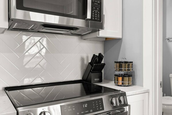 Refrigerador, microondas, horno y parrilla de estufa 