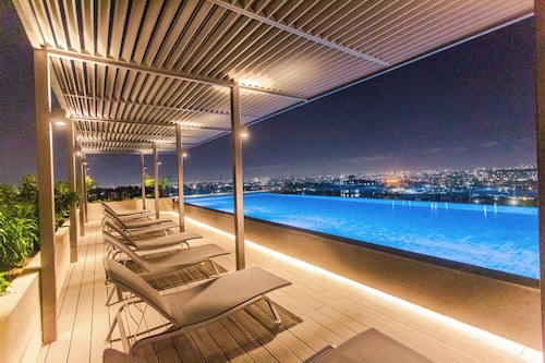 RoyalRest at The Lennox