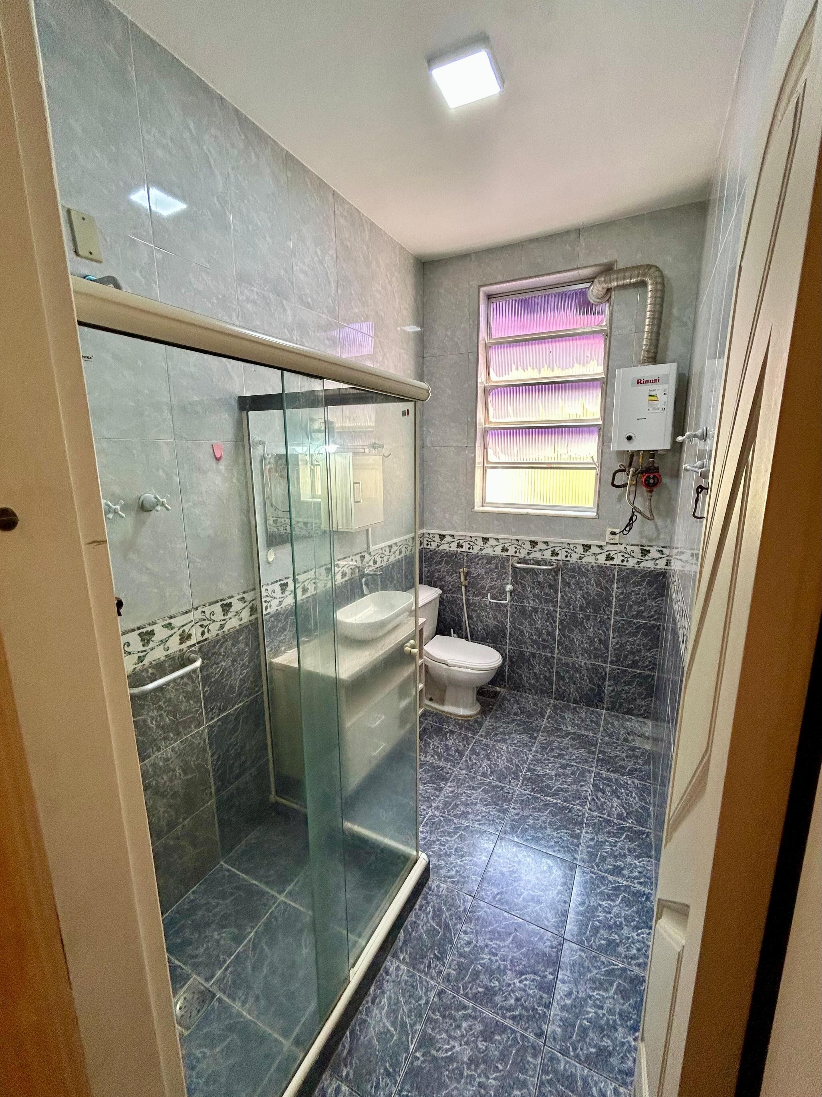 Ducha, secador de pelo, toallas, jabón