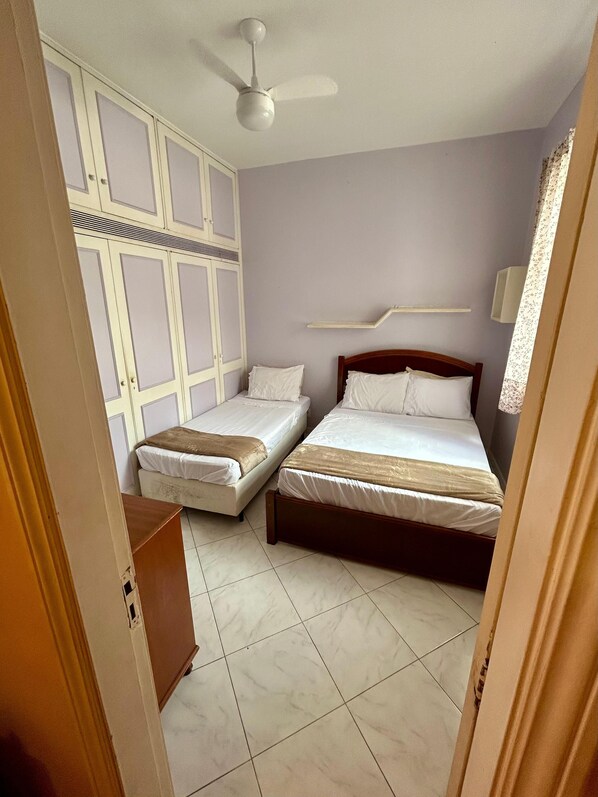 2 habitaciones, tabla de planchar con plancha, wifi y ropa de cama 