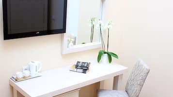 Minibar, bureau, lits bébé (gratuits), Wi-Fi gratuit