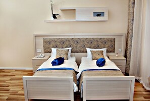 Een minibar, een bureau, gratis babybedden, gratis wifi