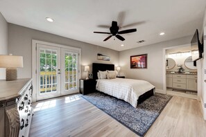 4 bedrooms, iron/ironing board, WiFi, bed sheets