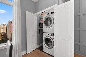 Interior - Renovated 2 Level flat+H street corridor+Parking (Washington)