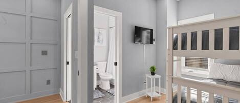 2 habitaciones, tabla de planchar con plancha, wifi y ropa de cama