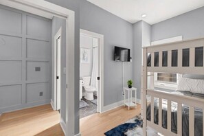 2 bedrooms, iron/ironing board, WiFi, bed sheets - Renovated 2 Level flat+H street corridor+Parking (Washington)