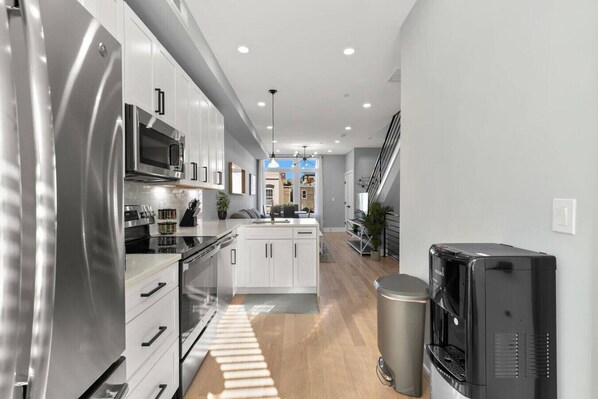 Fridge, microwave, oven, stovetop - Renovated 2 Level flat+H street corridor+Parking (Washington)