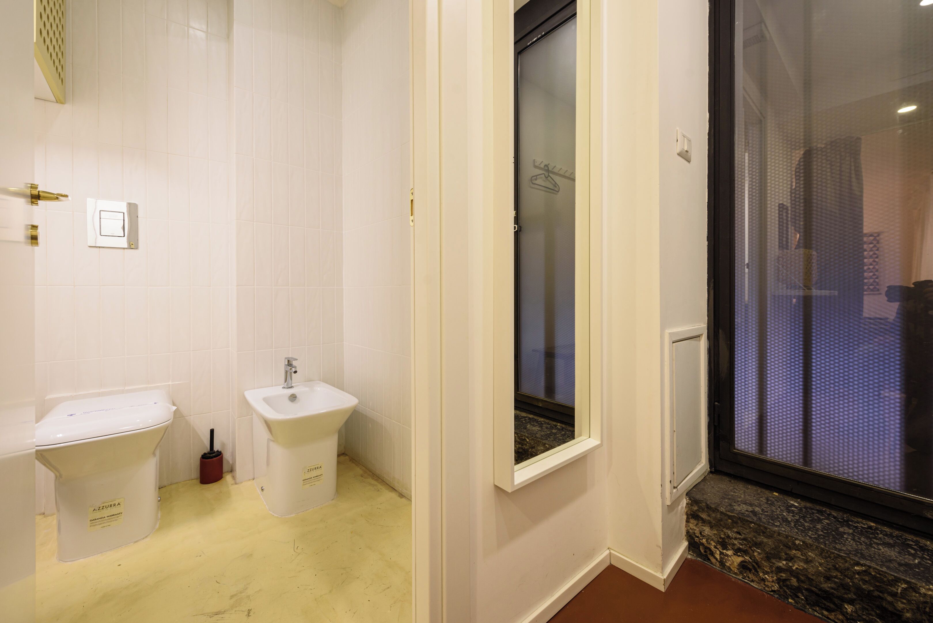 Douche, sèche-cheveux, bidet, serviettes fournies