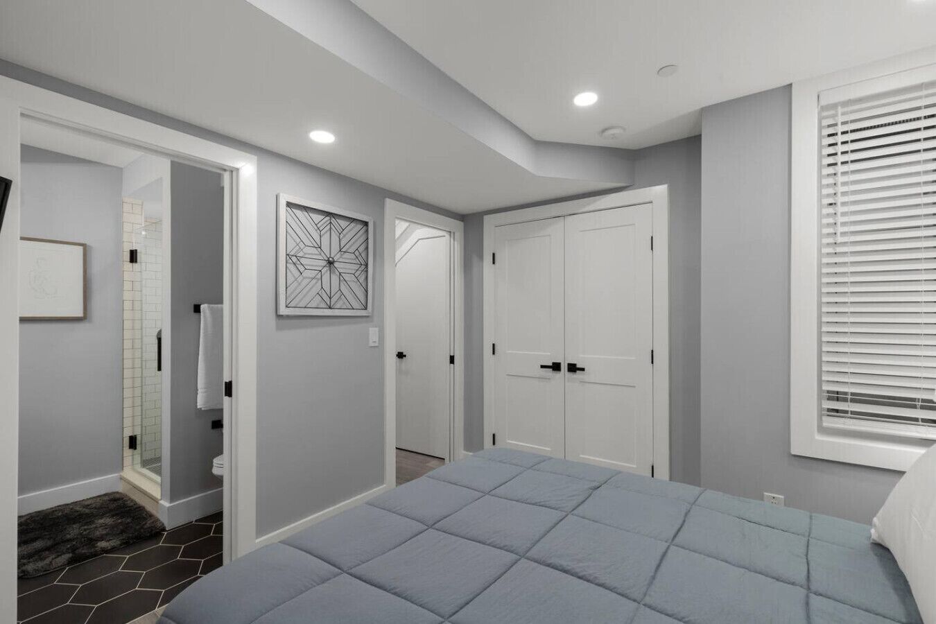 2 bedrooms, desk, iron/ironing board, WiFi