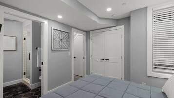 2 bedrooms, desk, iron/ironing board, WiFi