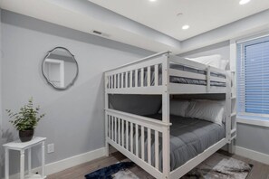 2 bedrooms, desk, iron/ironing board, WiFi - Prime Location+Steps from HStreet Corridor+Laundry (Washington)