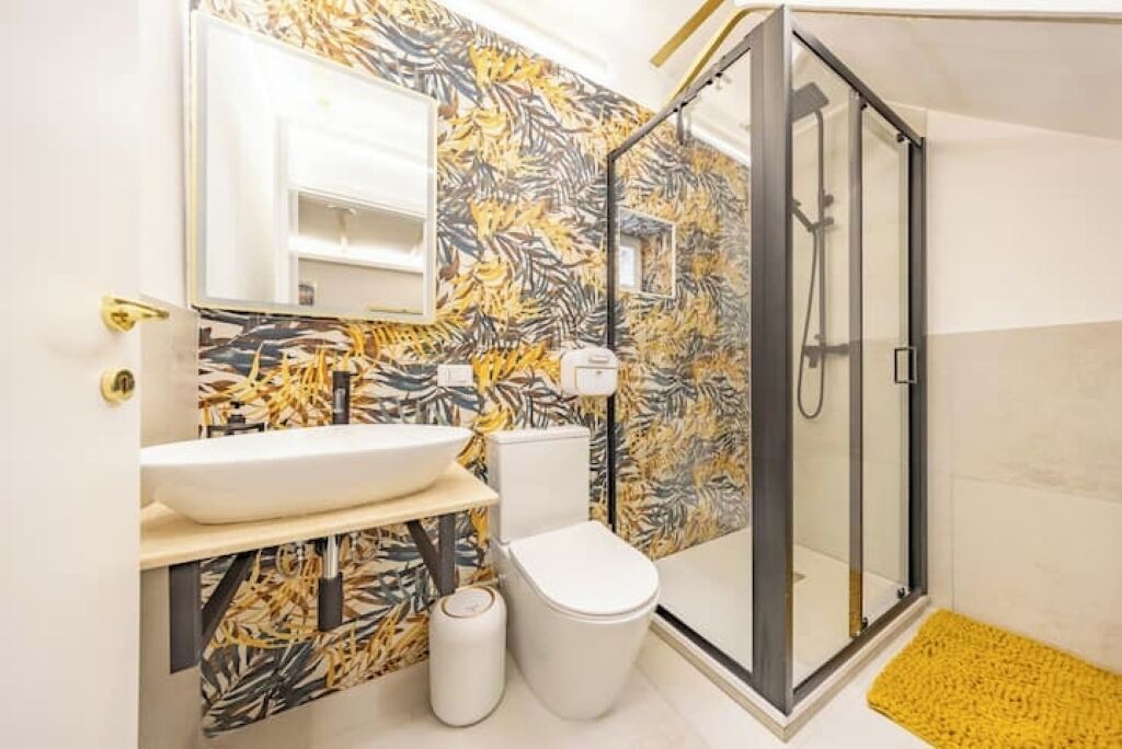 Douche, sèche-cheveux, bidet, serviettes fournies