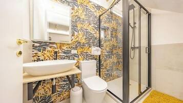 Douche, sèche-cheveux, bidet, serviettes fournies