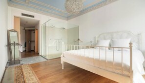3 bedrooms, in-room safe, desk, iron/ironing board
