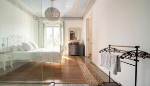 3 habitaciones, caja de seguridad en la habitación y escritorio 