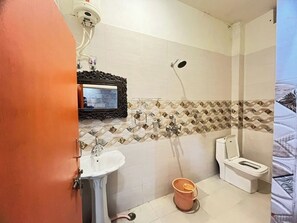 Junior Double Room | Bathroom | Free toiletries, hair dryer, towels, soap