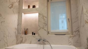 Dusche, Whirlpool, Haartrockner, Bidet