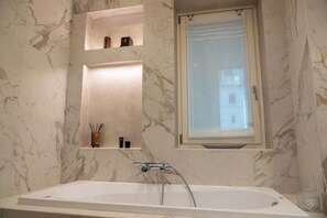 Dusche, Whirlpool, Haartrockner, Bidet