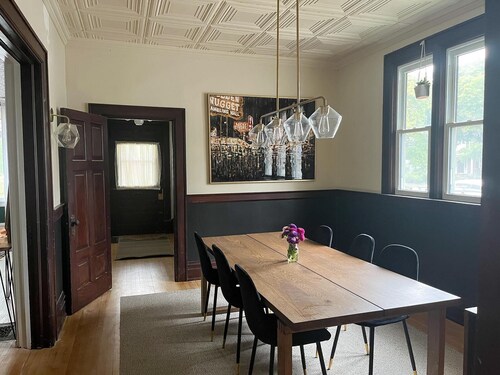 Modern Century Home. Walk Downtown. 10 mins to Beach